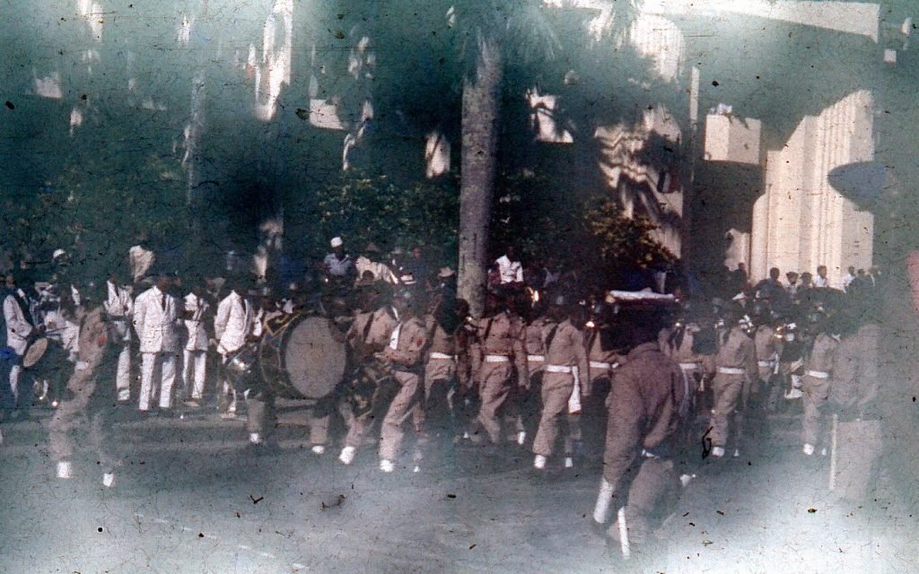 Des militaires défilent pour l'indépendance de Madagascar, en 1956