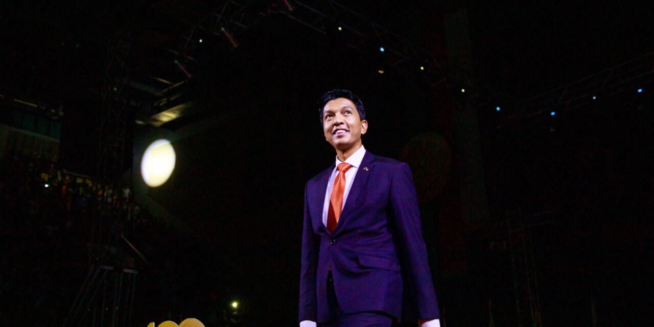 Doit-on critiquer le Président Andry RAJOELINA ?